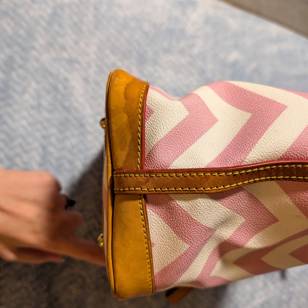 🚫🚫SOLD🚫🚫Dooney & Bourke Pink Chevron Tote Bag - Picture 6 of 14
